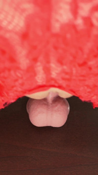 MILF Dalam Merah Menunggang Dildo Besar Sehingga Dia Pancut