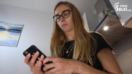 Czech Soles - foot fetish content: Opotřebované sandály, holé nohy a honění bot POV