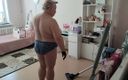 Sweet July: Kameran filmade svärmor naken rengöring