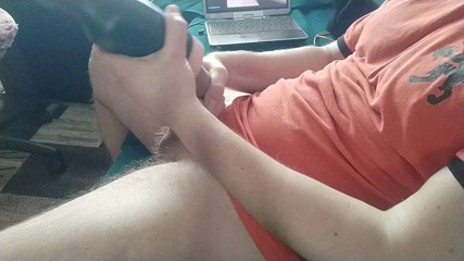 Hot guy solo: Svalnatý gay masturbuje svého ptáka baterkou a stříká se sténáním