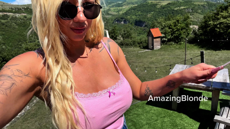 Amazing Blonde: Mamada de carpa tranquila con vistas a la montaña arriesgando...