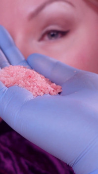 Fetiche por comida: Mukbang. Comendo doces saltando em luvas de enfermeira médica nitrile. Fetiche pela boca dos dentes
