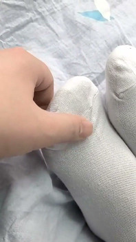Moje přítelkyně je oblečená jako služebná, svázaná na posteli a hraje si s ní na mou milost