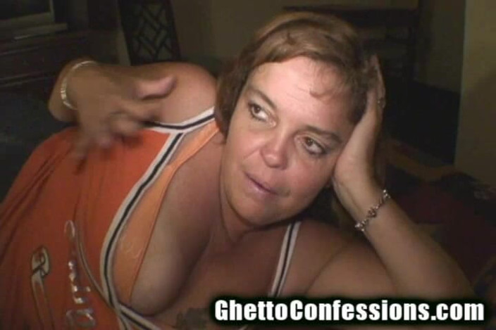 Ghetto Confessions: デカいフロッピー娼婦の尻の物語は巨乳に刺し精子を吸います!