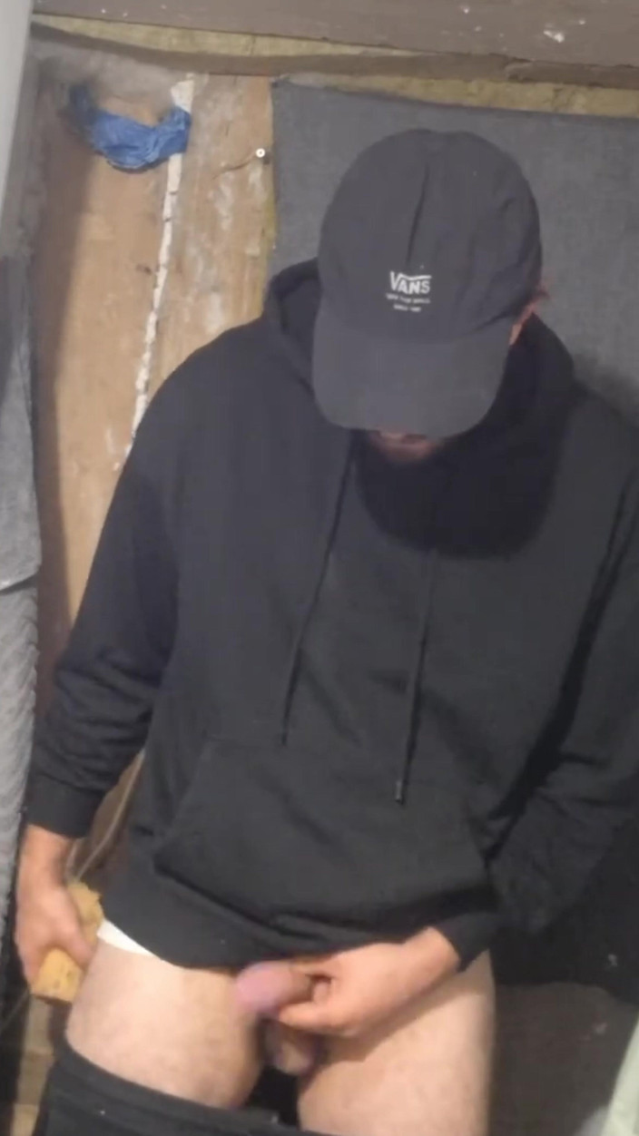 jerkofflover: Łyżwiarz Wytryskuje W Opuszczonym Budynku