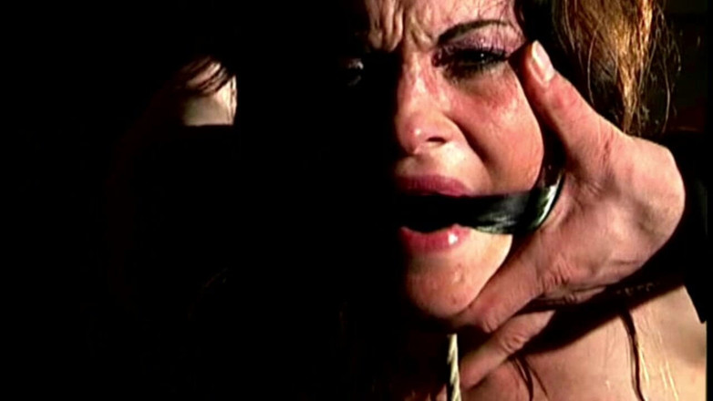 Submissed: Роміна дивиться на землю