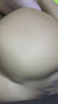 Una cagna bionda amatoriale viene scopata sul divano