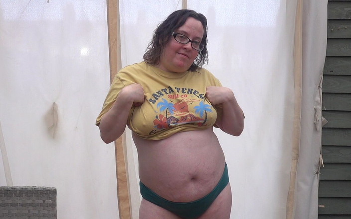 Littlevixen: In schlüpfer und hemd ohne bh ausziehen