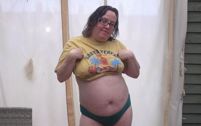 Littlevixen: Desnudándose en bragas y camisa sin sujetador