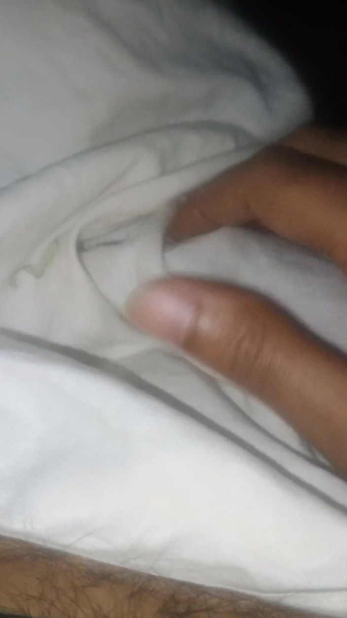 Hot_bobby: Ragazzo indiano che pensa alla ragazza e strofinando il mio...