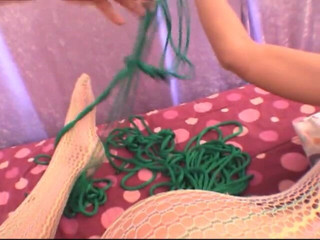 Spungy Gunk Films: Puta de cabelo colorido sexy amarrada