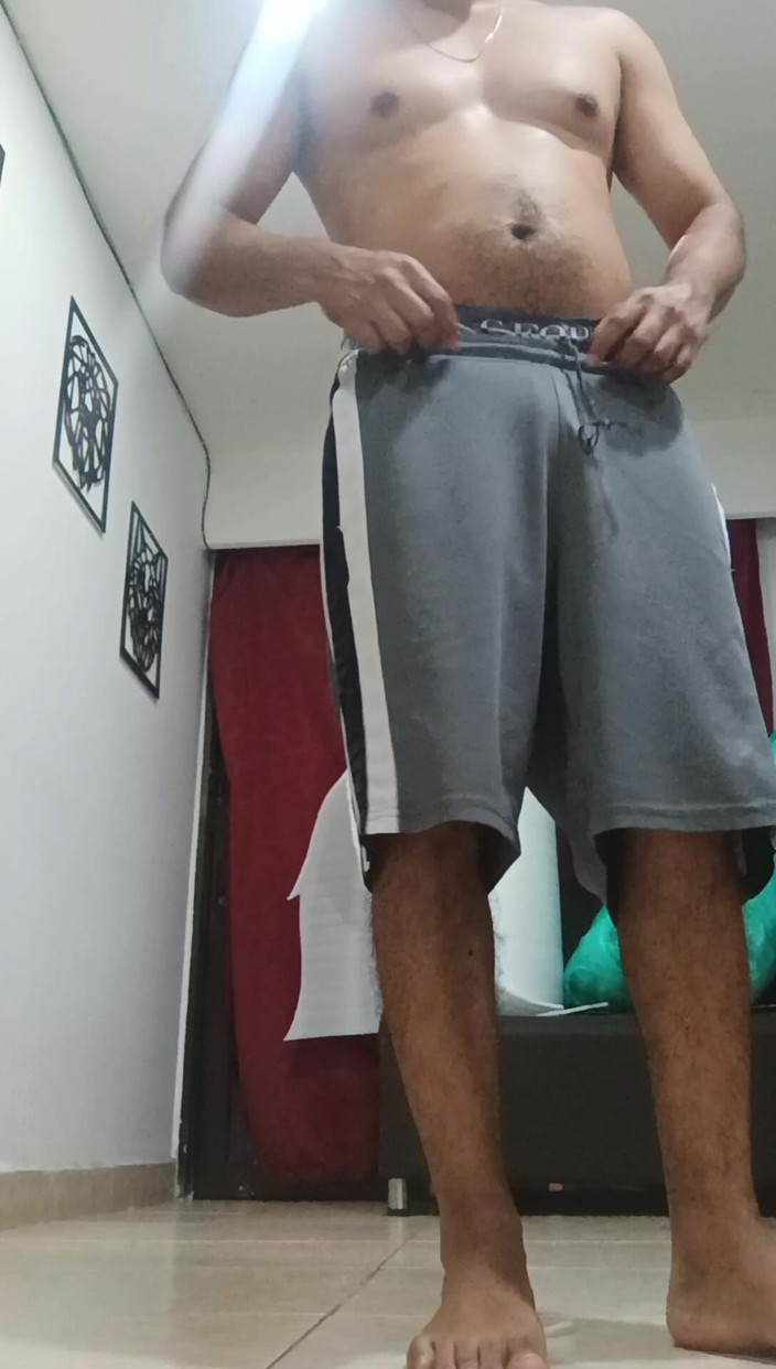 Tommhot: Sexy behaarte latino, die zu hause trainiert