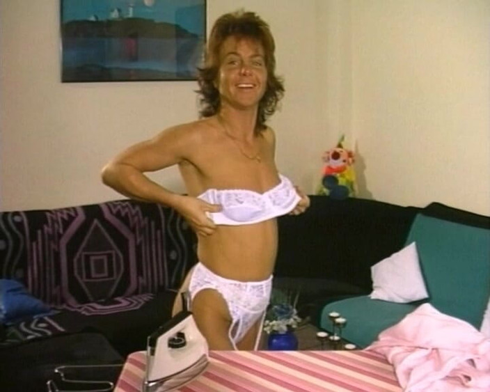 YOUR FIRST PORN: Dospělá Simone s análním sexem a masturbací močí