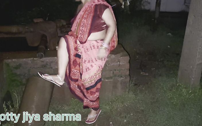 Hotty Jiya Sharma: Menantu rani mandi di bak mandi saat hujan pada hari...