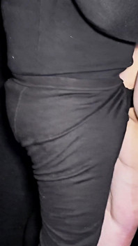 Hatun binerken fışkırtıyor ve büyük zenci yarağı dölleniyor