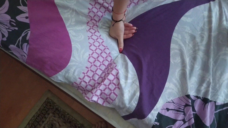 Teen and Milf Female Sex: larki apne munh men bara land paane ke lie bedroom...