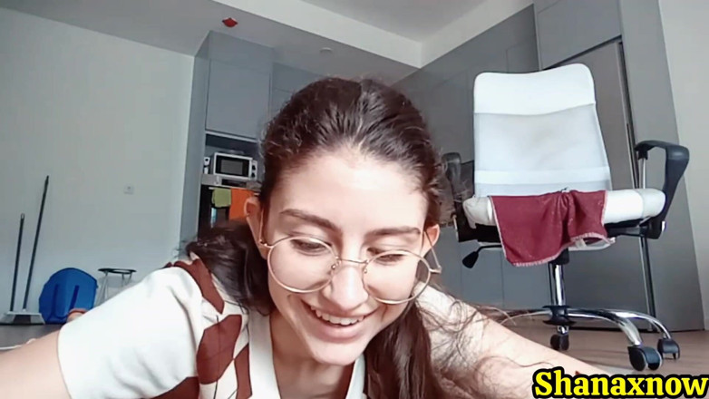 Shanaxnow: Čůrání v míse čichání a pokus o fisting čůrání kundičky