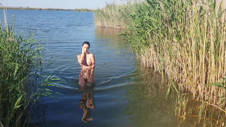 SweetButtocks: La ragazza esce completamente nuda fuori dal fiume