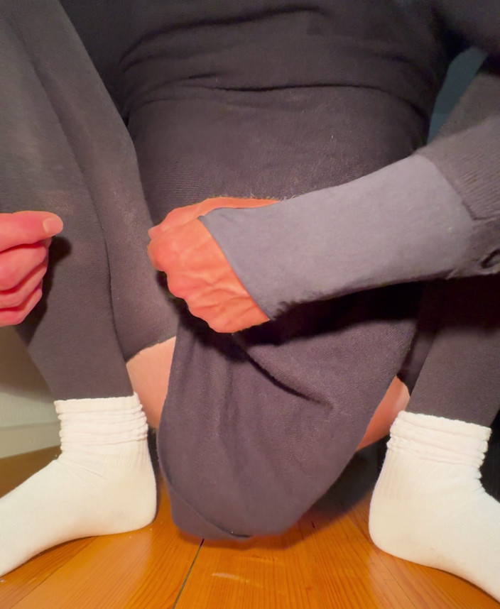 NylonFun: Coda sotto i vestiti. Calzini bianchi e leggings neri.