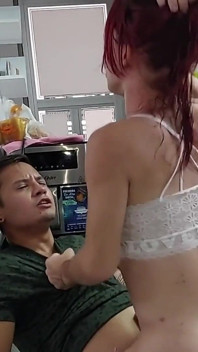 A namorada do meu meio-irmão anda por aí com roupas curtas