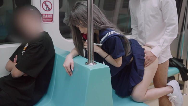 Asian Milfs n Teens: Gadis kampus Cina dientot di dalam kereta - tante mesum dan...