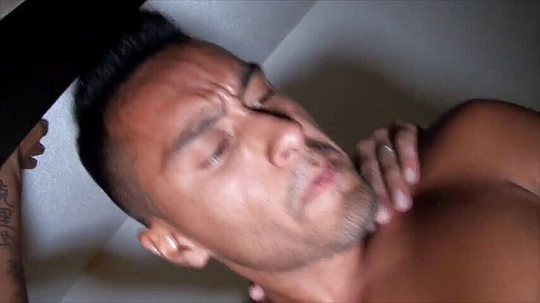 Gaybareback: Latinoameričanka ošukaná nevlastním otcem