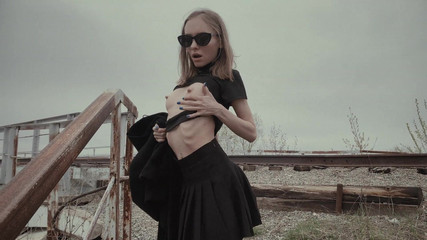 Dirty slut 666: Aku jalan tanpa celana dalam dan pamer memek dari jembatan