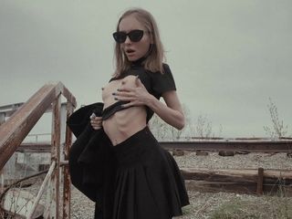 Dirty slut 666: Aku jalan tanpa celana dalam dan pamer memek dari jembatan