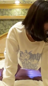 La ragazza alt ultra snella mostra il suo stile acuto come momento privato si scalda rapidamente