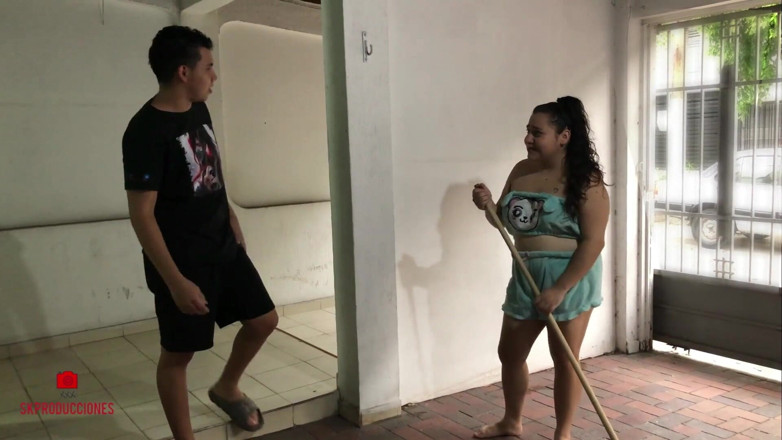elenaHotsex: Tôi giúp mẹ kế của tôi trong việc dọn dẹp...