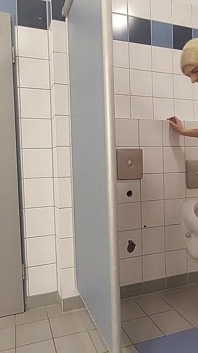 Caliente en baño público 1
