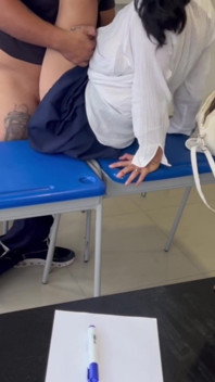 Mara sosește întotdeauna târziu în clasă și îl fute pe profesor pentru a o face să plece