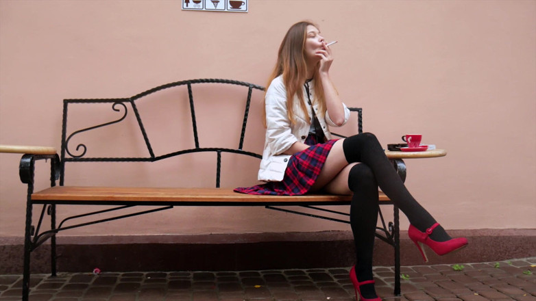 Russian Smokers: Divoká ruská holka kouří cigarety Příroda Vibruje