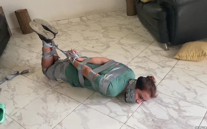 Selfgags femdom bondage: Fångad när hon tittade på hennes röv