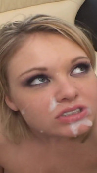 Sensual Emely Evermoore em um trio quente