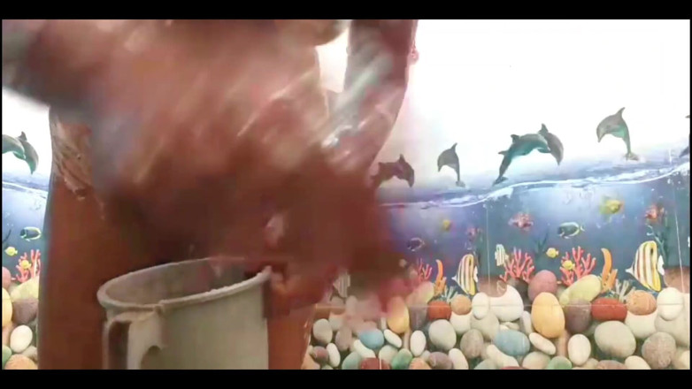 Ammukutty88: Ammu Bath mostrando grandes tetas y jabón de coño