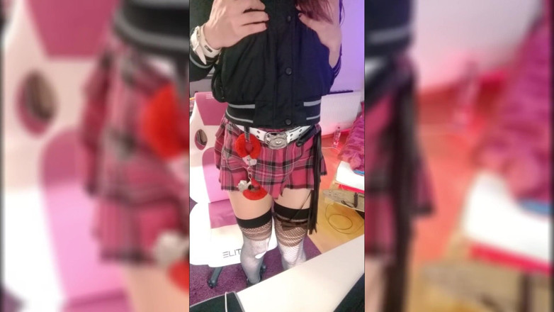 Nikki_Licious: Gros plan sous ma jupe