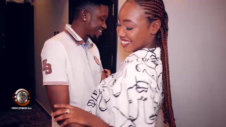 Tusweet9ja: Sıkı amcıklı seksi genç kız birden fazla pozisyonda sikiliyor ve...