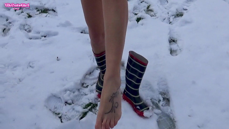 UKCuteGirl Lucy Lauren: Barefeet in the Snow Naked Girl’s Freezing Feet Challenge