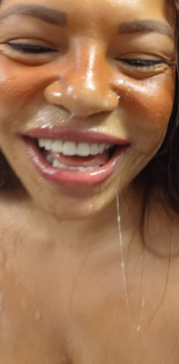 Cewek imut kulit hitam lagi asik ngentot mout dan ngentot pantatnya pakai dildo kaca