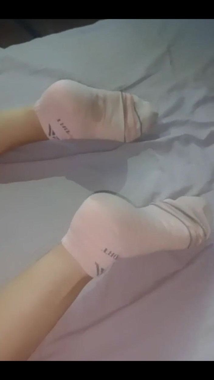 Fitcure1: Меді показує свої ноги в коротких шкарпетках і хвіст