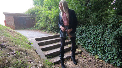 The Midnight Minx: College slut waiting for boyfriend.
