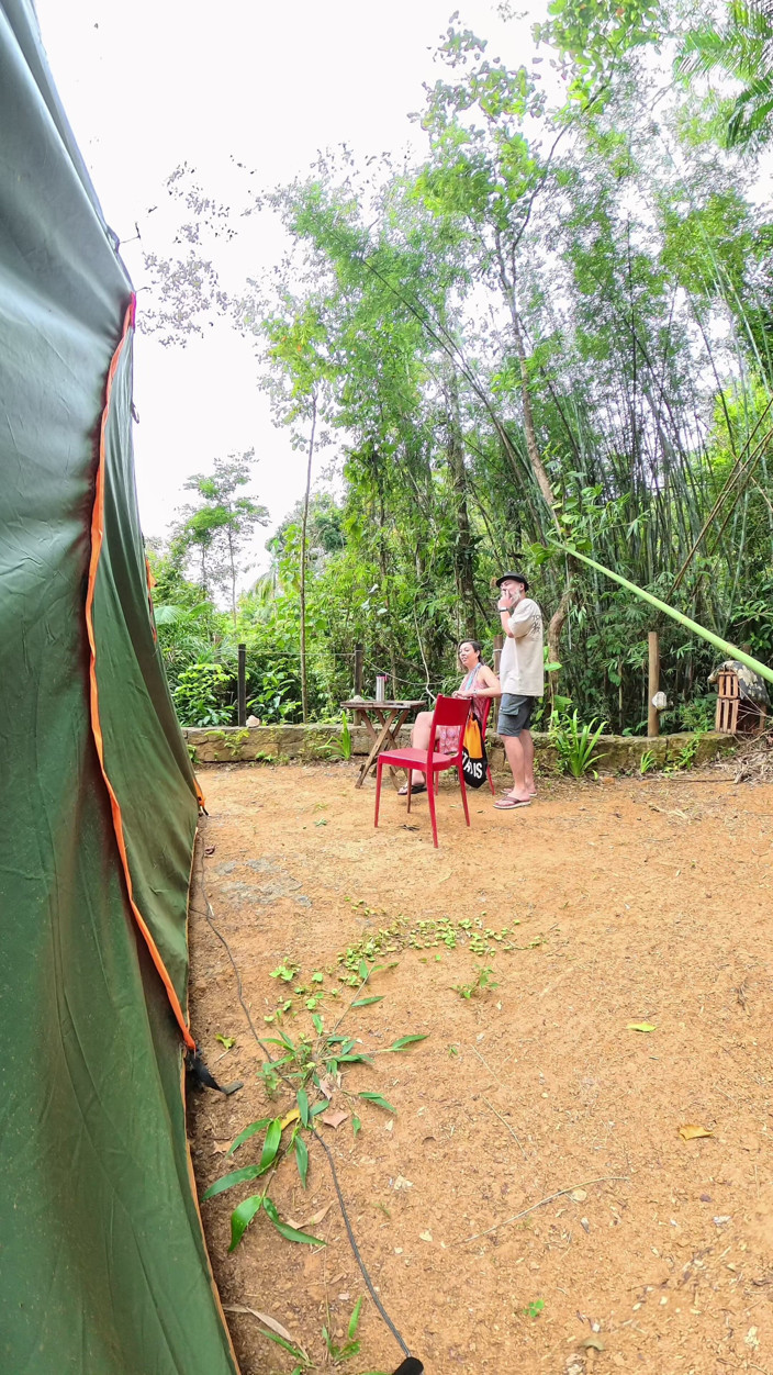 Victor SweetCoupleStories: Des inconnus baisent dans un camping public.