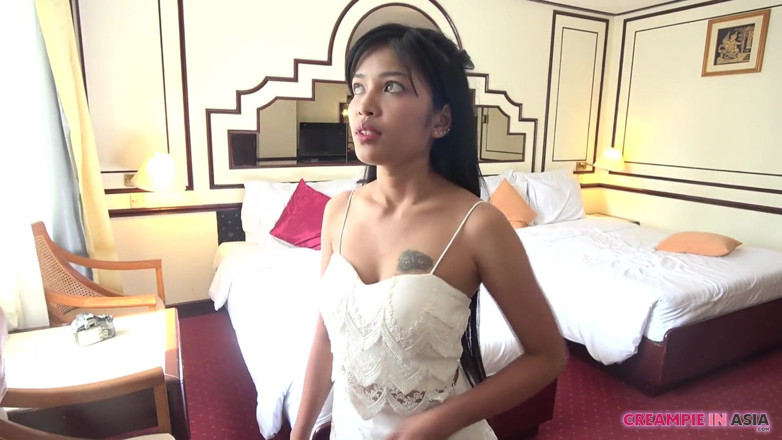 Creampie In Asia: Punggungnya hebat! Begitu seksi! Saya menembak separuh di luar dan...