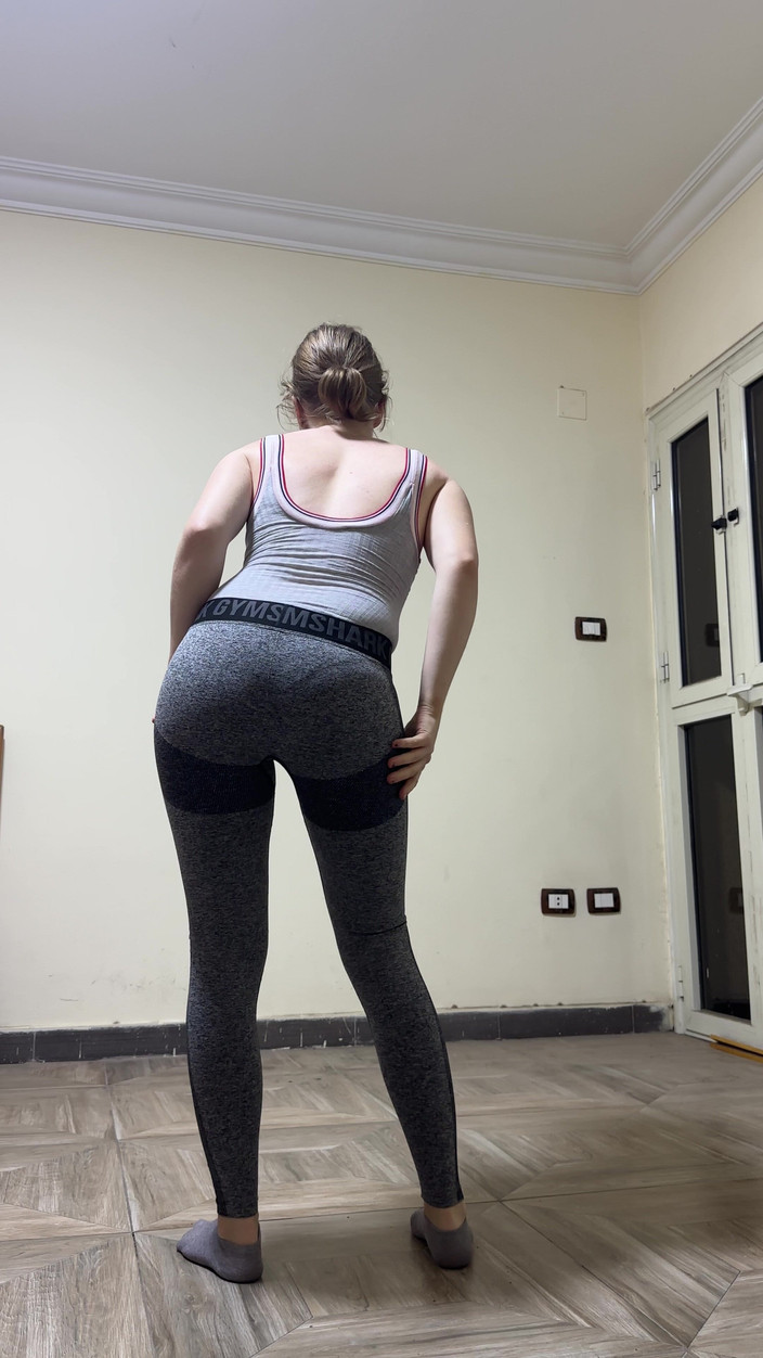 SweetLucy96: बहुत बढ़िया बॉडी और स्किन-टाइट लेगिंग