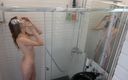 Milfs and Teens: Une adolescente rousse avec de petits seins sous la douche