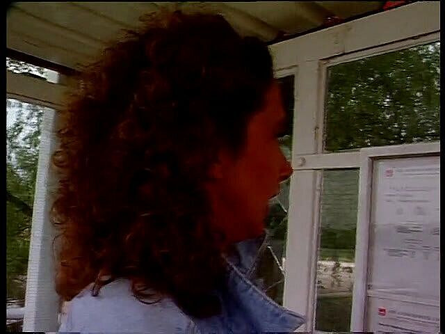 Lucky Cooch: विंटेज काले बाल वाली आउटडोर साक्षात्कार दे रही है