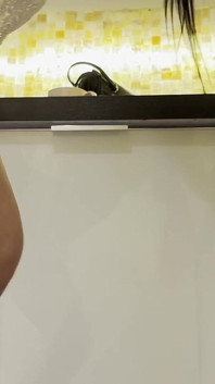 부엌에서 가장 핫한 갈색 머리 창녀의 젖꼭지가 다리를 벌리고 보지는 큰 엉덩이가 시스루 드레스 아래에서 피트니스를 보여 줌