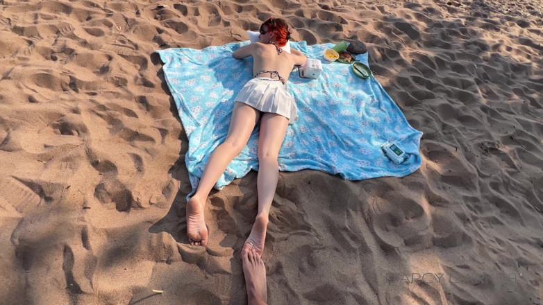 Darcy Dark: Conocer a un extraño en una playa