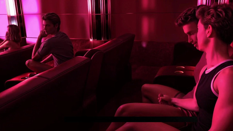 Future man: Dva gay přátelé se baví v divadle při sledování filmu